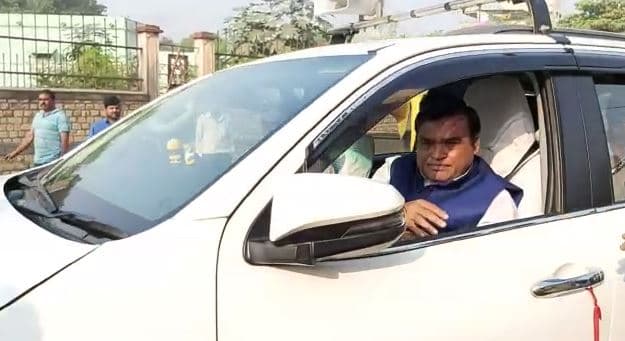 VIDEO: मंत्री के स्वच्छता अभियान को नजरअंदाज कर निकल गए दूसरे मंत्री