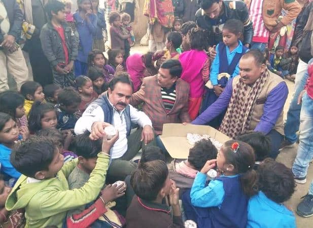 आदिवासी बस्ती में मिठाई और कपड़े बांट कर सिंधिया का जन्मदिन मनाया