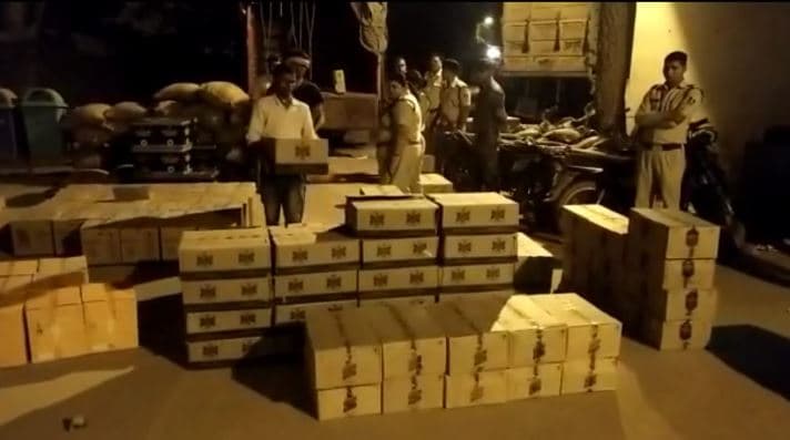 धनिए से भरे ट्रक को जुर्माना लेकर छोड़ा, पुलिस ने जांचा तो मिली 40 लाख की अवैध शराब