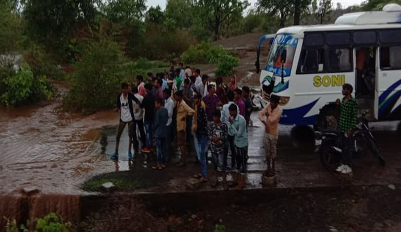 प्रदेश में यहां हुई तेज बारिश, बाइक सहित बहा युवक