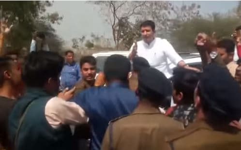 VIDEO : छात्राओं ने किया मंत्री पटवारी के काफिले का घेराव, एबीवीपी ने लगाए जमकर नारे