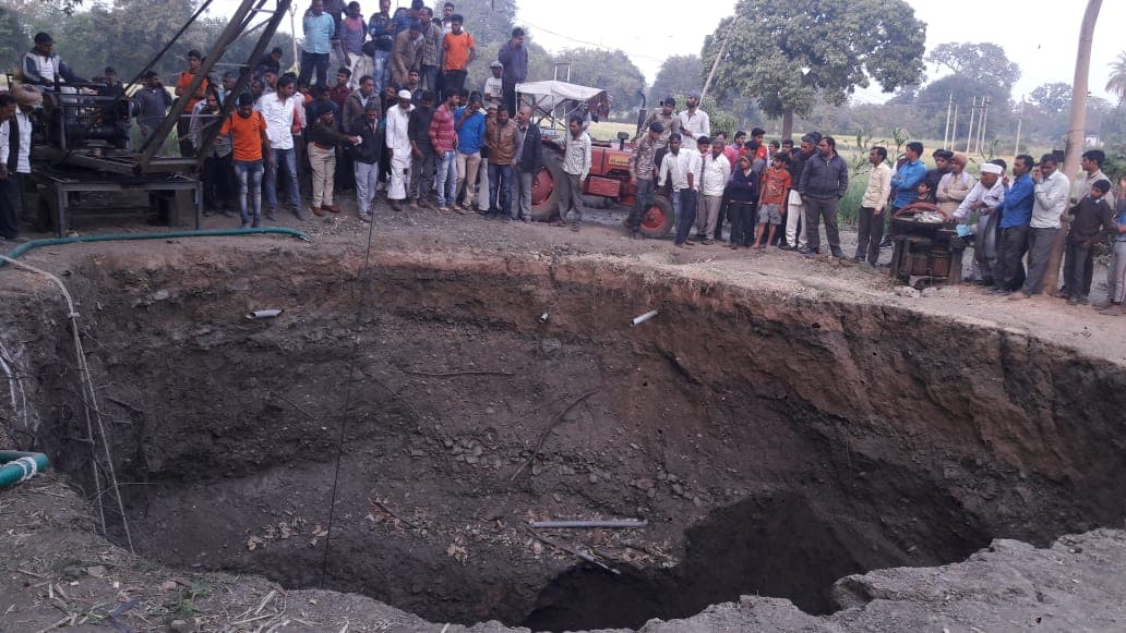 कुआ धंसने से एक मजदूर की मौत. तीन घायल