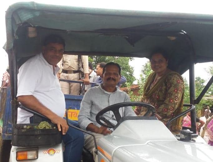 जब विधानसभा उपाध्यक्ष को करना पड़ी ट्रैक्टर की सवारी