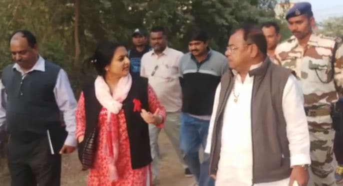 कलेक्टर बोली, ‘EVM के पास कोई आए तो गोली मार देना’, वीडियो वायरल