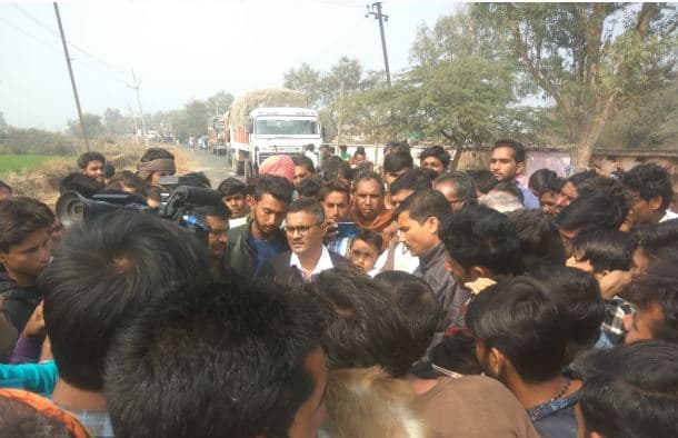 गुस्साए किसानों ने किया हाईवे जाम, प्रशासन को दी उग्र आंदोलन की चेतावनी