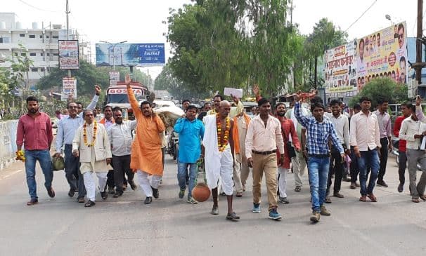पूर्व विधायक ने निकाली रेत माफिया की शवयात्रा, जूतों से पीटा