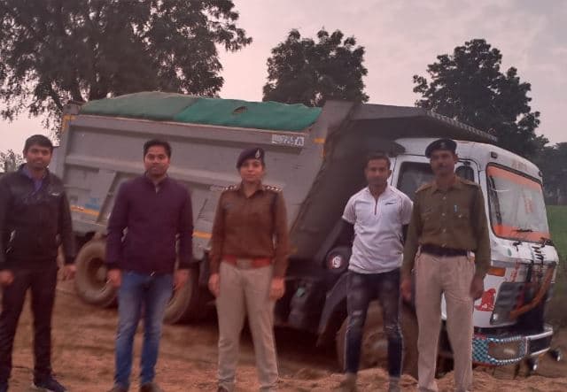 ‘लेडी सिंघम’ की रेत माफियाओं पर कार्रवाई से मचा हड़कंप, JCB मशीन समेत दो डंपर जब्त
