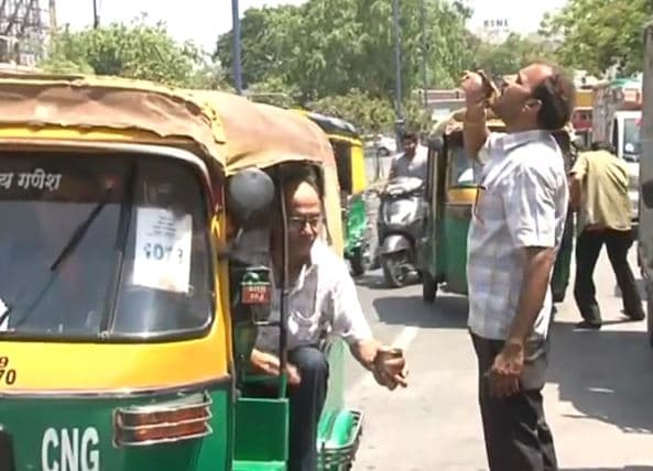 भीषण गर्मी में जनसेवा: घूम-घूम कर राहगीरों को ठंडा पानी पिलाता है यह शख्स