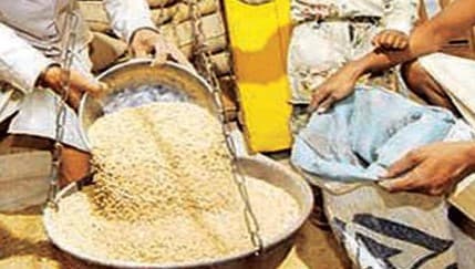 गरीबों के मुंह का छीना निवाला, तीन दुकानों का संचालक डकार गया 20 का लाख राशन 