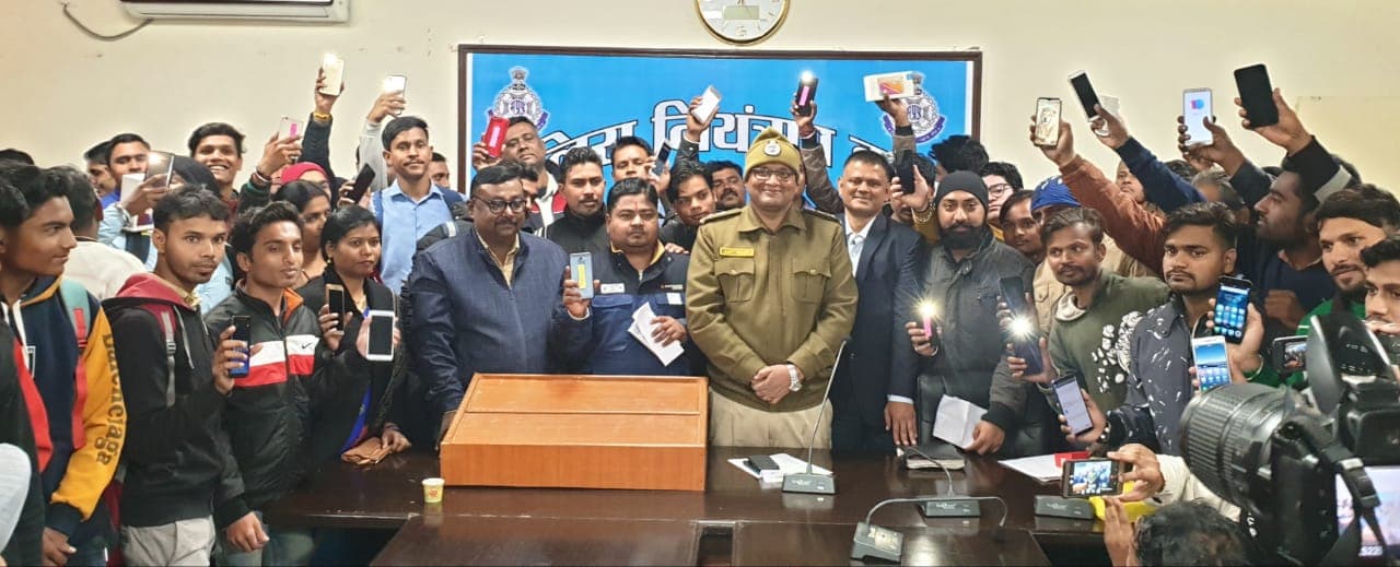 पुलिस का तोहफा, गुम हुए मोबाइल पाकर खिल उठे लोगों के चेहरे