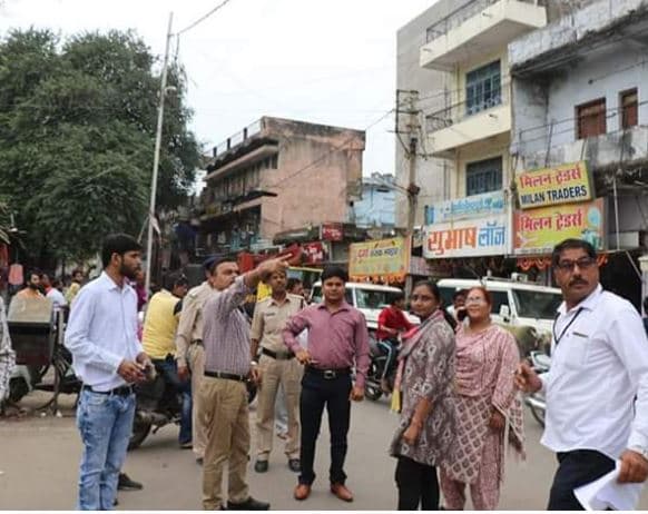 शहर के मुख्य चौराहों को बेनर पोस्टर से किया मुक्त, खबर का हुआ असर