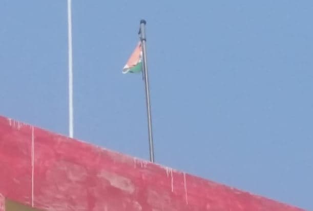 लापरवाही: राजकीय शोक समाप्त होने के बाद भी झुका है तिरंगा