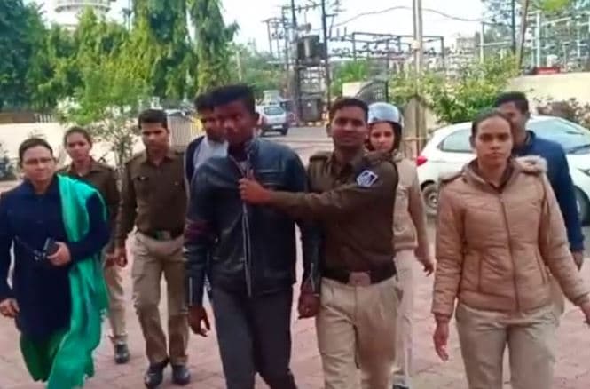 कोड रेड पुलिस ने दो शोहदों को किया गिरफ्तार, चॉकू की नोक पर करते थे छात्राओं से छेड़छाड़