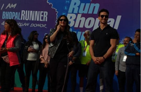‘रन भोपाल रन’ में दौड़े हजारों भोपालवासी, करीना कपूर और टाइगर श्रॉफ ने किया रनर्स का वेलकम