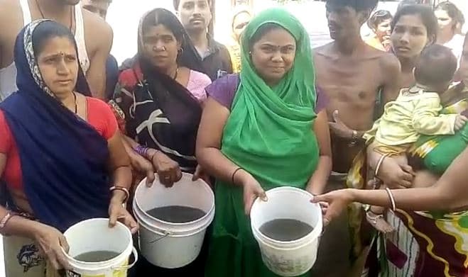 निगम के खिलाफ रहवासियों का आक्रोश सड़को पर, जमकर हुई नारेबाजी