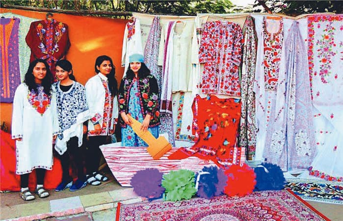 कुल्लू का शॉल, यूपी का कॉरपेट लुभा रहा भोपाल को, हस्तशिल्प ने सजाया हाट
