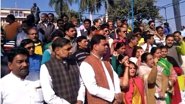 वंदेमातरम् पर रोक को लेकर बीजेपी का हंगामा, वल्लभ भवन के सामने किया गायन