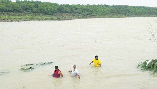 उफनती नदी में बहा युवक, 5 किमी तक तलाशते रहे 12 होमगार्ड सैनिक और तैराक