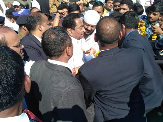 सीएम कमलनाथ के हेलिकॉप्टर तक पहुंची भीड़, डीजीपी ने माना सुरक्षा में चूक