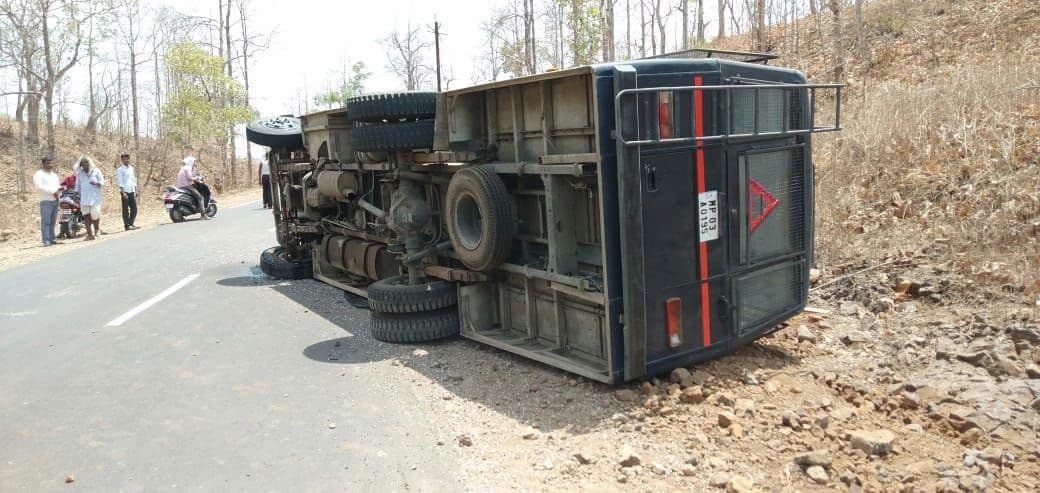 कार की टक्कर से पुलिस वाहन पलटा, 1 जवान की मौके पर ही मौत,16 घायल