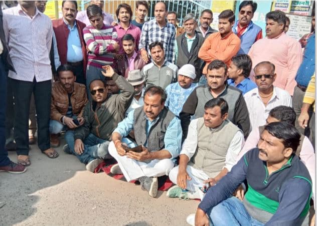 ईवीएम पर सियासत जारी, अब यहां मतगणना कक्ष के बाहर धरने पर बैठी कांग्रेस