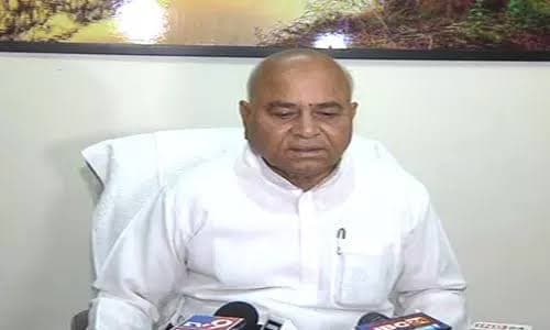 प्रभारी मंत्री बोले- मधुमक्खियों से किसी ने बोला था क्या कि जाओ काट आओ?
