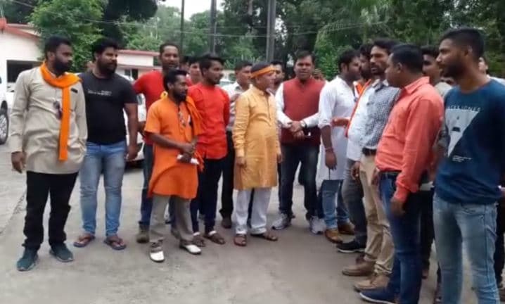 अमित शुक्ला के समर्थन में उतरा हिन्दू सेवा परिषद, एसपी ऑफिस में की नारेबाजी