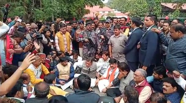 विजयवर्गीय ने दिया धरना, बोले- अब सरकार से सीधा मुकाबला होगा