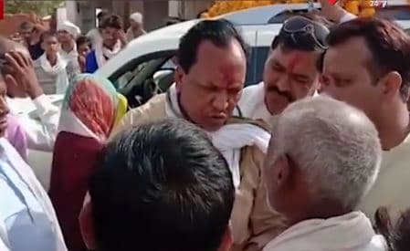 ग्रामीणों पर भड़के कांग्रेस MLA, बोले-क्या एफआईआर को चाटोगे?
