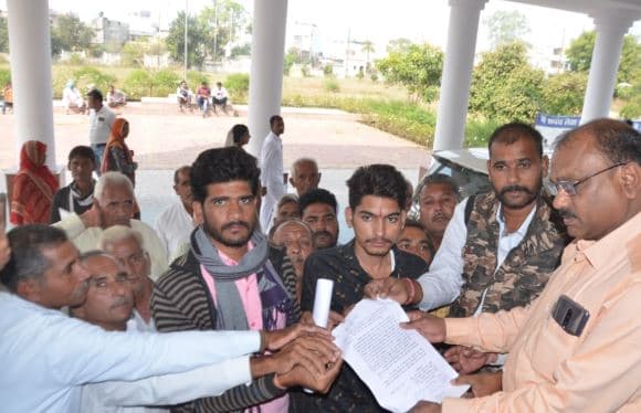 खाद की किल्लत, नाराज किसानों ने कलेक्ट्रेट पहुंच सौंपा ज्ञापन