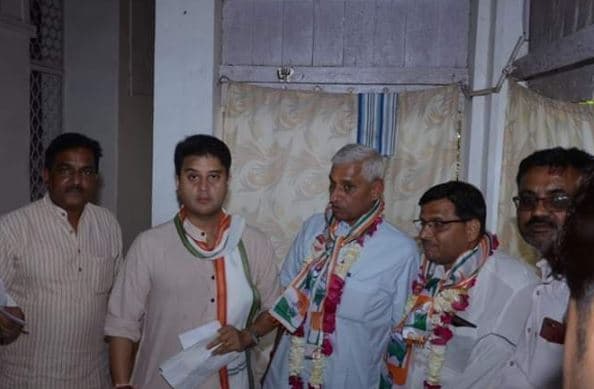 चुनाव से पहले बीजेपी को झटका, पूर्व मंत्री ने थामा कांग्रेस का हाथ