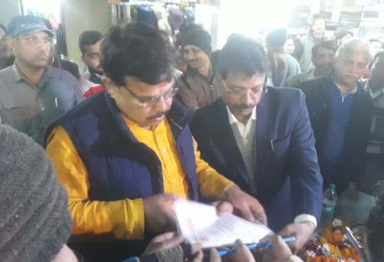 जब व्यापारियों से ज्ञापन लेने खुद पहुँच गए मंत्रीजी, कहा-‘मैं जनता का सेवक’