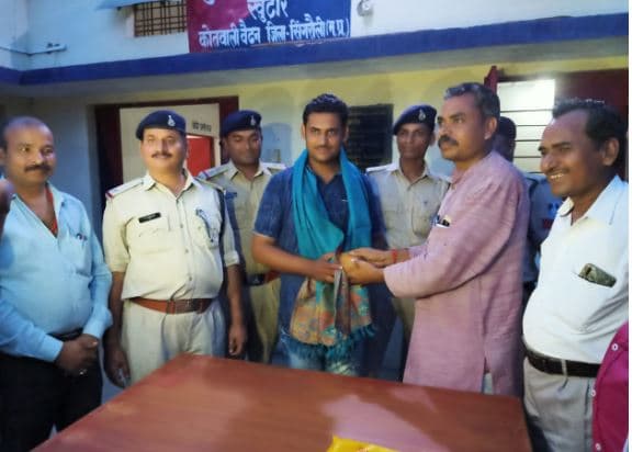 खुटार चौकी प्रभारी समेत दो आरक्षक सम्मानित, 250 बच्चों की बचाई थी जान