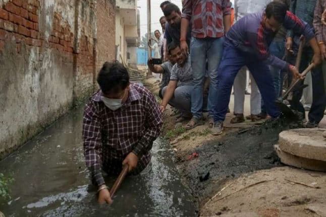 मंत्री की ‘सफाईगिरी’ के बाद बड़ी कार्रवाई, पांच अधिकारी सस्पेंड