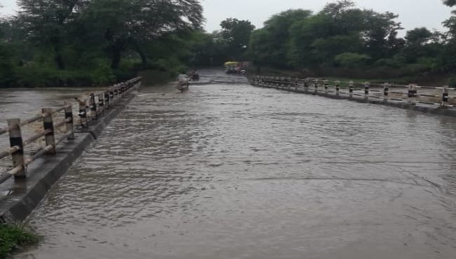 मौसम: यहां भारी बारिश से नदियां उफान पर, पुल के ऊपर से बह रहा पानी