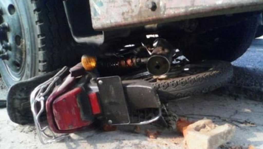जेसीबी ने बाइक को मारी टक्कर, जीजा-साले की दर्दनाक मौत
