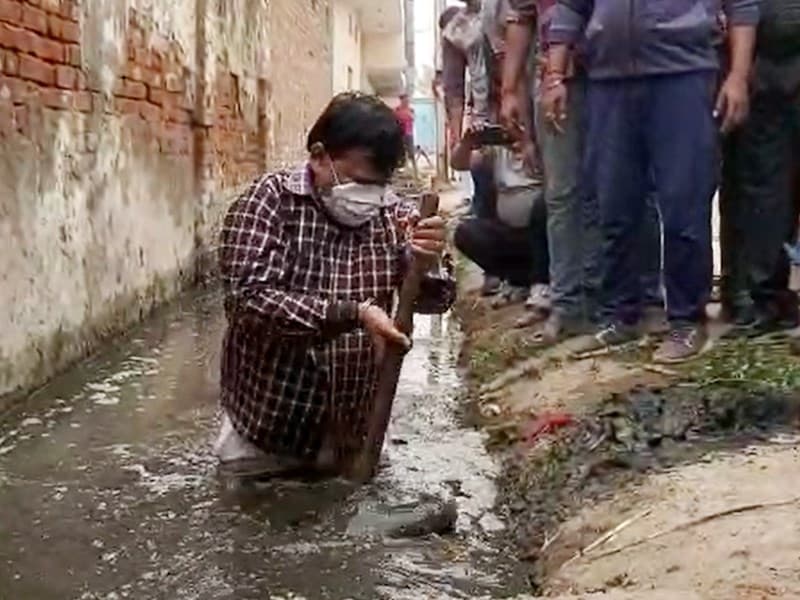 जब सफाई के लिए फिर गंदे नाले में उतरे कैबिनेट मंत्री, देखिये वीडियो