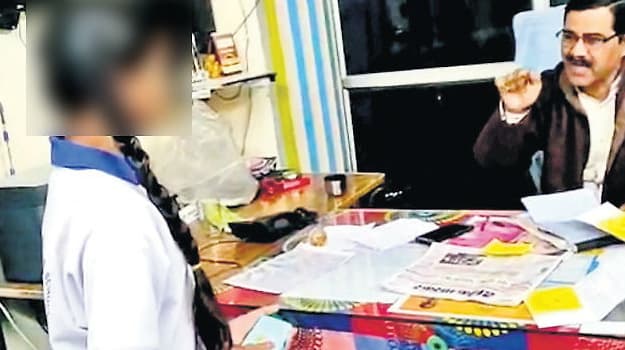 छात्रा को खड़े होकर परीक्षा देने की सजा देने वाले प्राचार्य के खिलाफ FIR, कलेक्टर ने दिए निर्देश