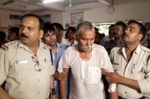 पिता को डिस्चार्ज कराने अस्पताल गए आरक्षक और डॉक्टर के बीच मारपीट, विरोध में काम बंद