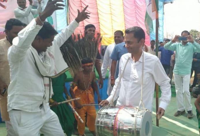 CM के बेटे नकुलनाथ ने बजाया ढोल, आदिवासियों संग जमकर थिरके कांग्रेस नेता, देखें वीडियो