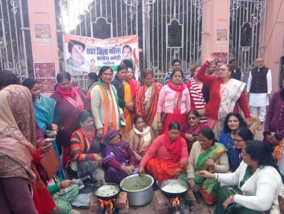 महंगाई के खिलाफ महिला कांग्रेस का अनोखा प्रदर्शन, चौराहे पर तले मंगोडे; प्याज लहसुन की पहनी माला