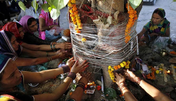 देवताओं की कृपा प्राप्त करने, महिलाओं ने मनाई सोमवती अमावस्या