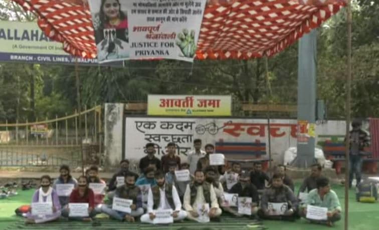 पूर्व सैनिकों के संगठन ने दिया मौन धरन, हैदराबाद घटना के आरोपियों पर सख्त कार्रवाई की मांग