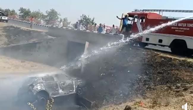 कार पलटने के बाद लगी आग, हादसे में माँ और बेटी की मौत, पिता घायल