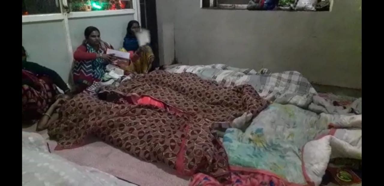 नहीं बदले हालात, अब गुना जिला अस्पताल मे नसबंदी के बाद महिलाओं को जमीन पर लेटाया