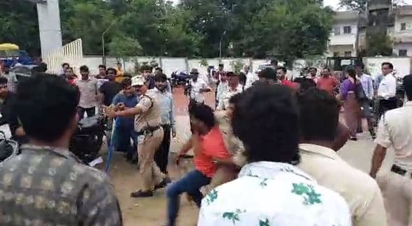 NSUI और ABVP कार्यकर्ता आपस में भिड़े, पुलिस देखती रही तमाशा