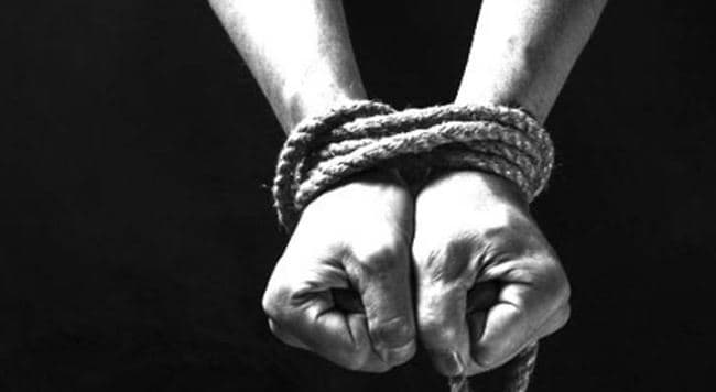युवक को बंधक बनाकर बेरहमी से पीटा, चोर ��ाबित करने के लिए जेब में रखे रूपए