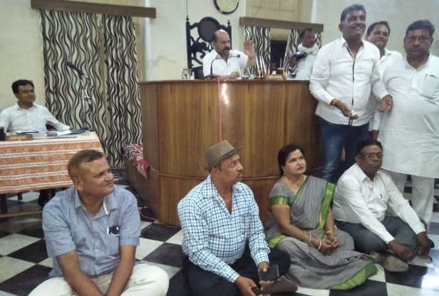 बजट की बैठक में हुआ जमकर हंगामा, भाजपा के पांच पार्षद धरने पर बैठे