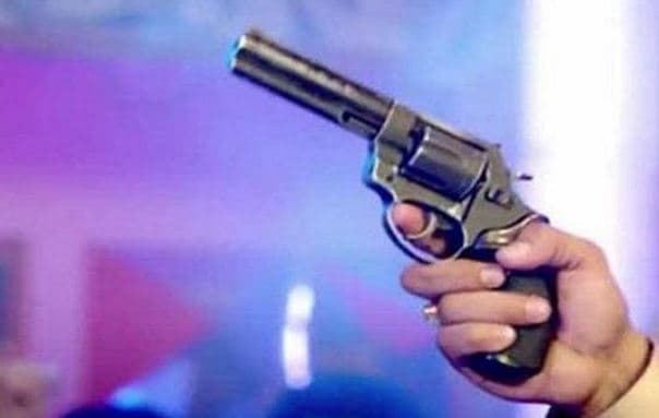 बीच शहर में दिन दहाड़े हुई फायरिंग, युवक को मुंह में मारी गोली