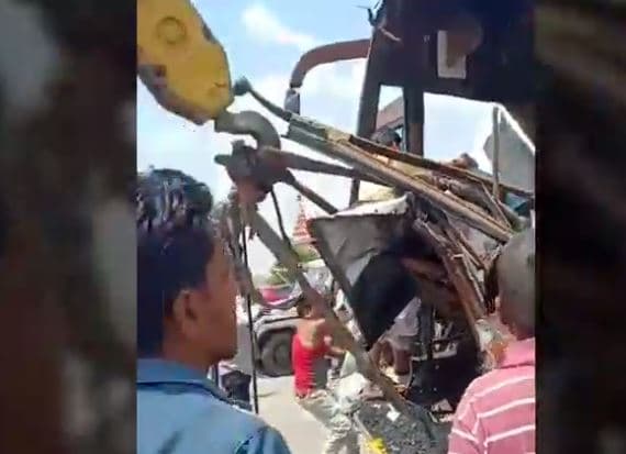 सीसीटीवी – टोल टैक्स पर खड़े ट्रक में घुसी बस, 1 की मौत
